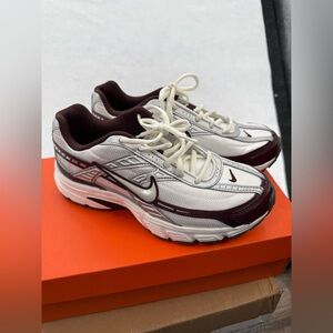 NWT Nike Initiator Women's Shoes Size‎ 7.5 White/Sail/Burgundy Crush/Sail